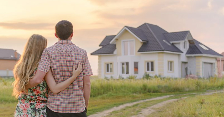 Couple looking at houes